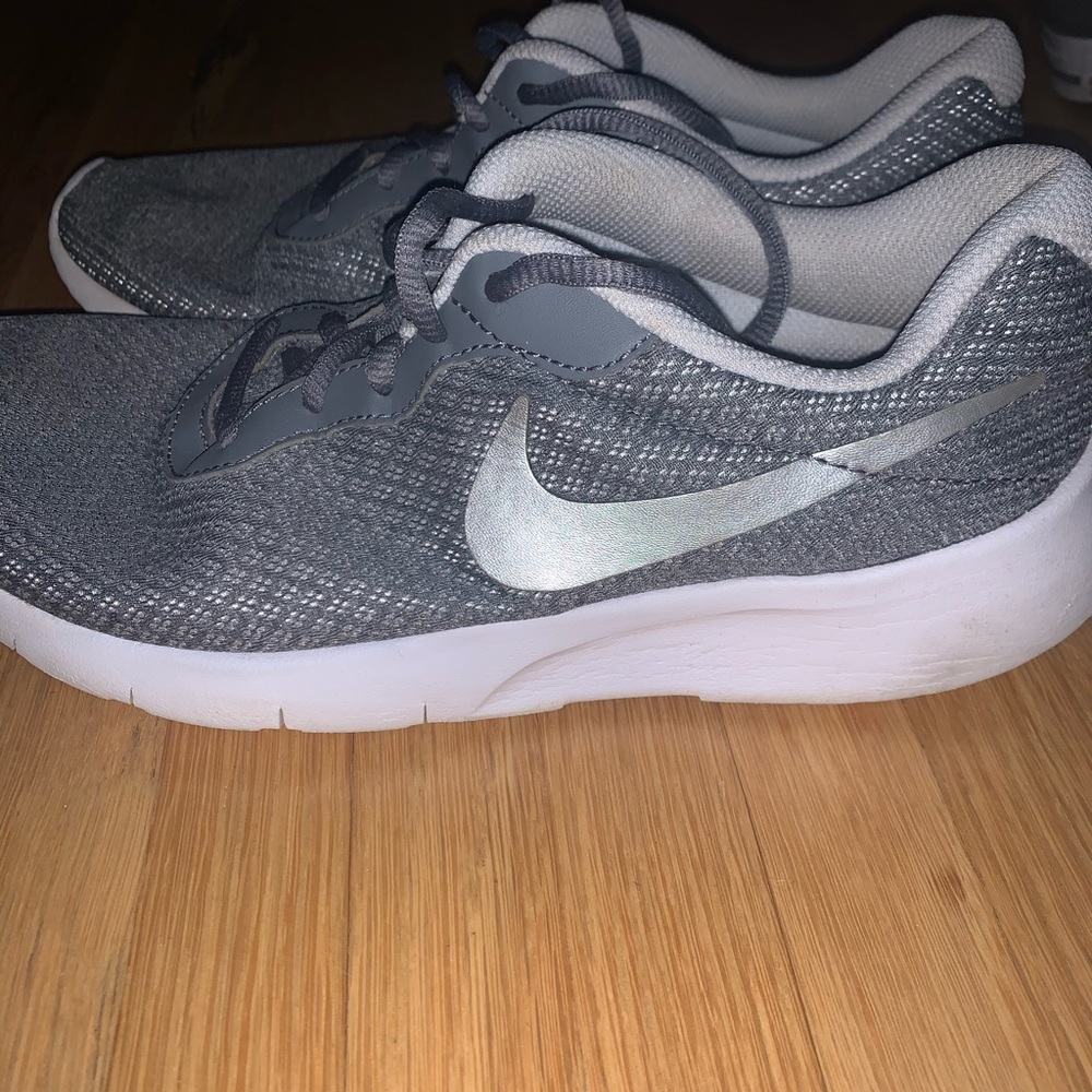 NIKE ROSHE RUN GS (size 7 fits wmns 7.5-8.5)